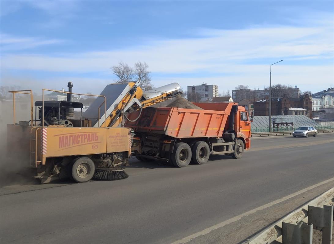 Дорожные службы проводят уборку костромских улиц после зимних холодов
