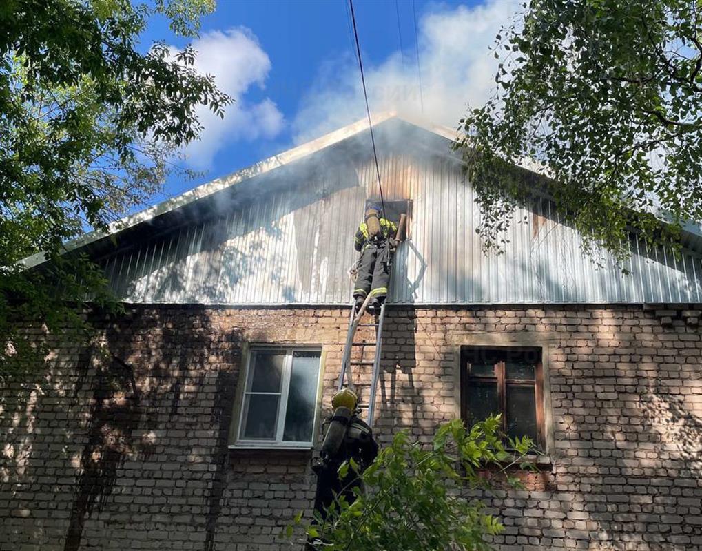 В Костроме сотрудники МЧС потушили пожар на чердаке нежилого дома