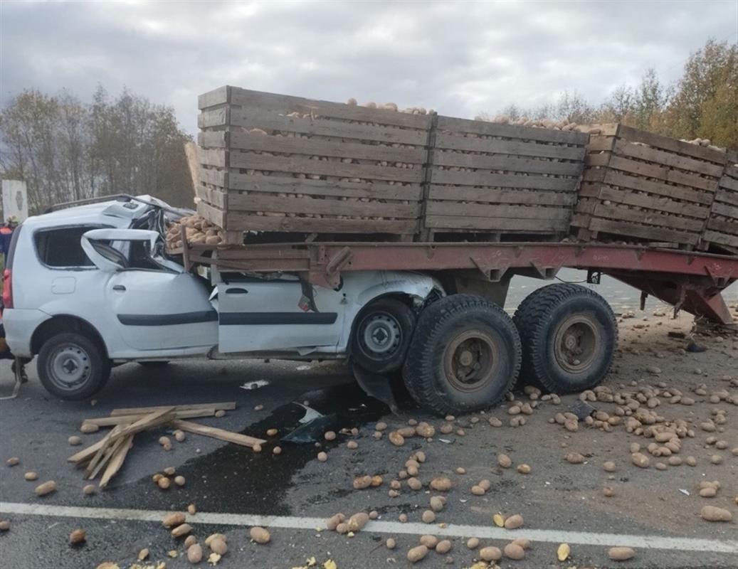 Под Костромой легковой автомобиль столкнулся с прицепом трактора: водитель погиб