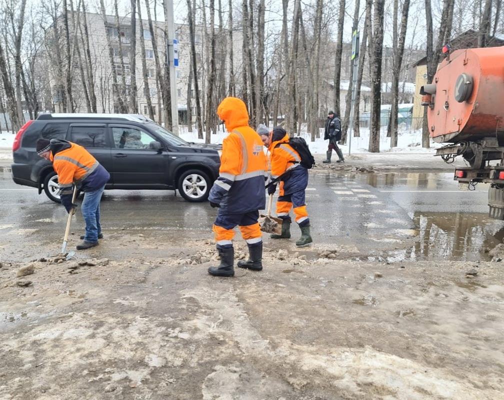 На улицах Костромы проводятся работы по отводу воды 