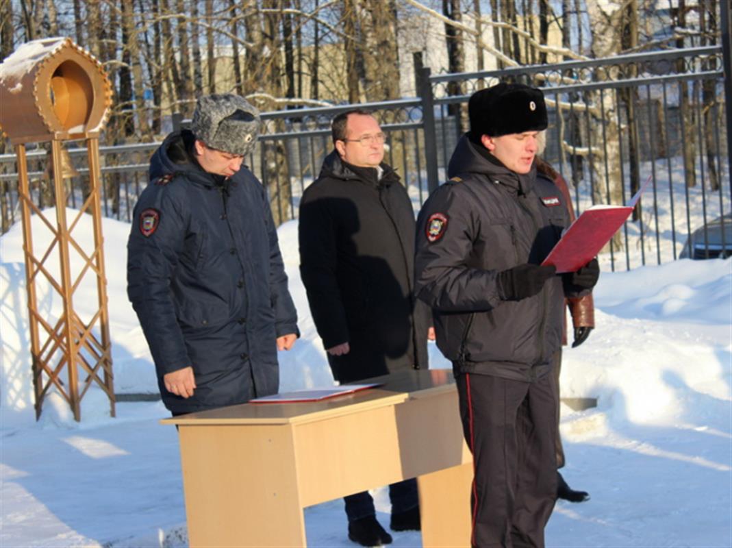 Молодые сотрудники полиции принесли присягу в Костроме
