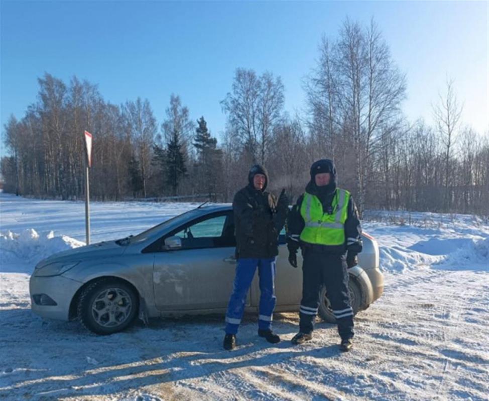 Костромские госавтоинспекторы спасли водителя и его автомобиль из «снежного плена»
