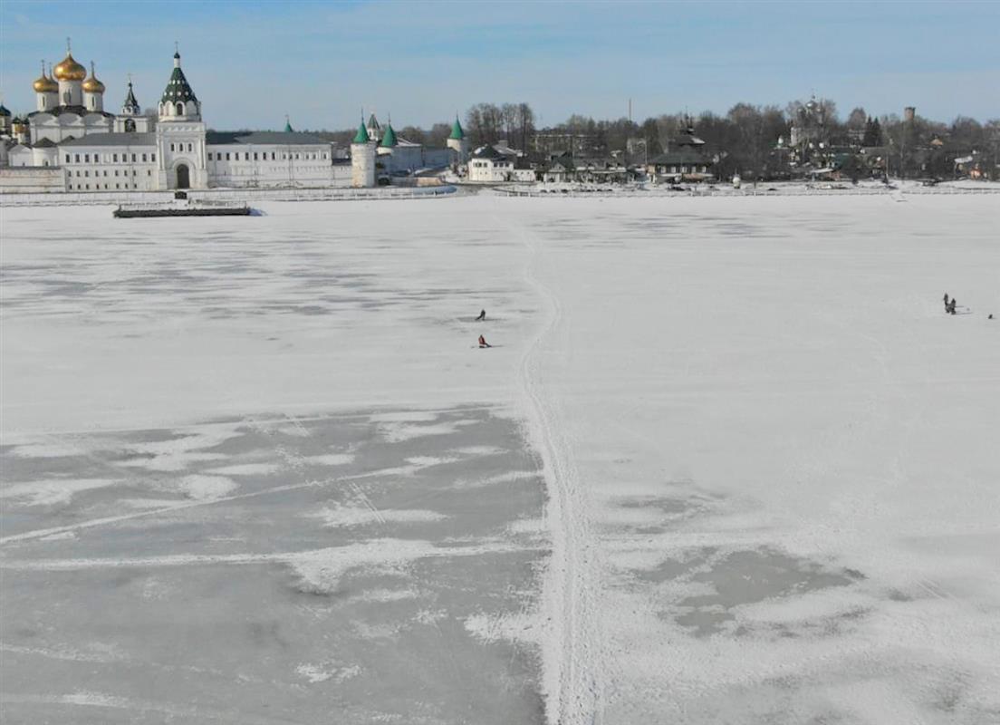 Девять любителей прогуляться по тонкому льду привлекли к ответственности в Костроме
