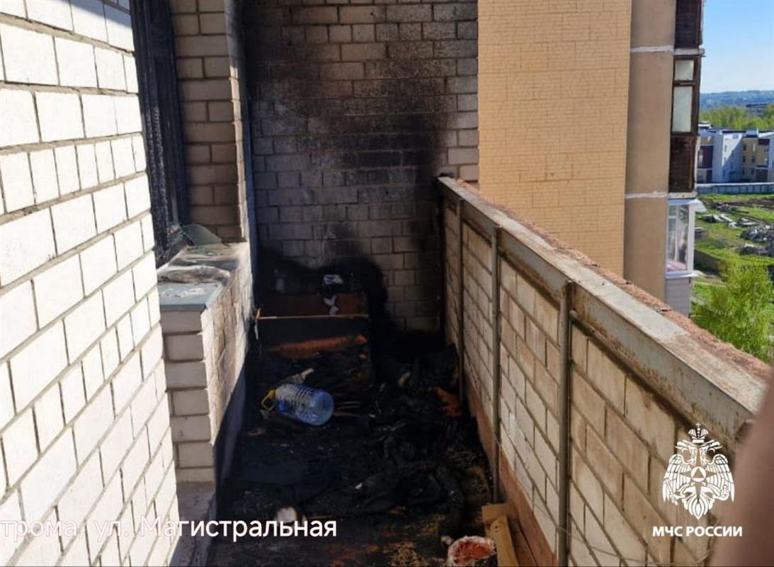 Курение на балконе закончилось пожаром в костромской многоэтажке 