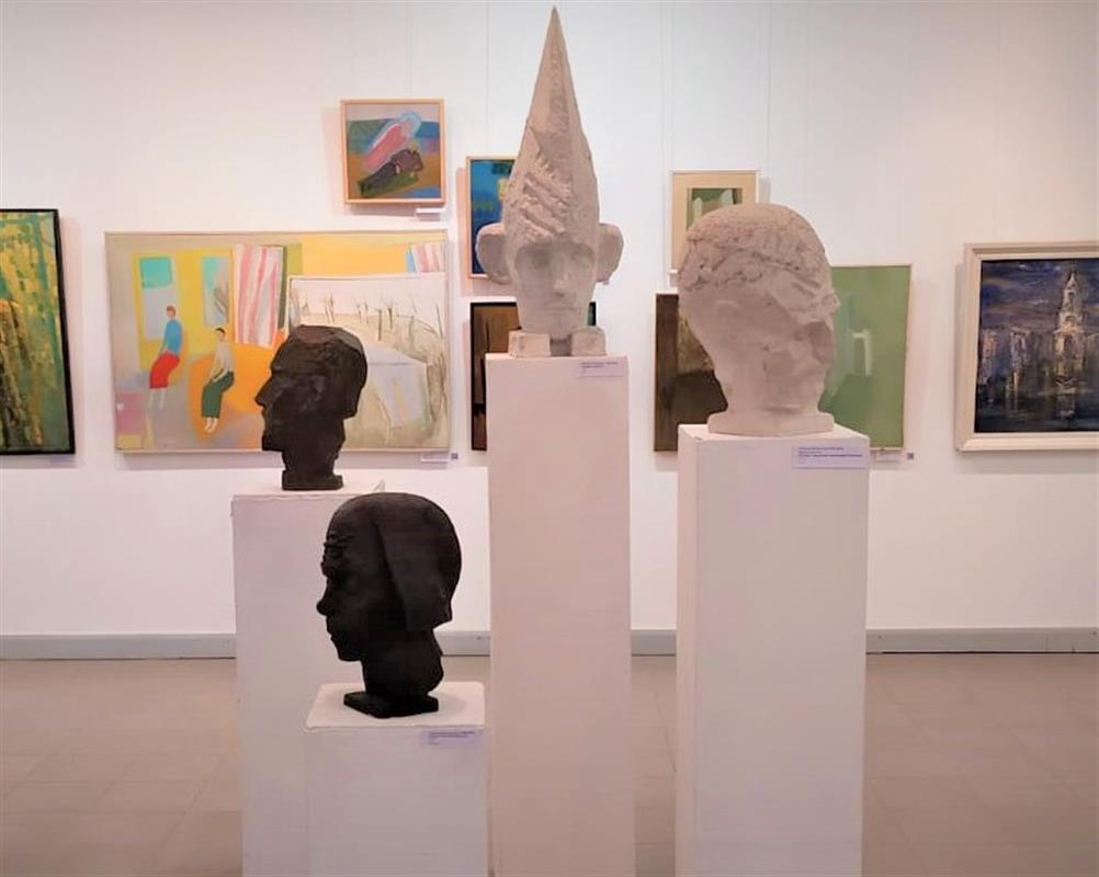«Себе на уме»: в Москве открывается выставка костромских художников
