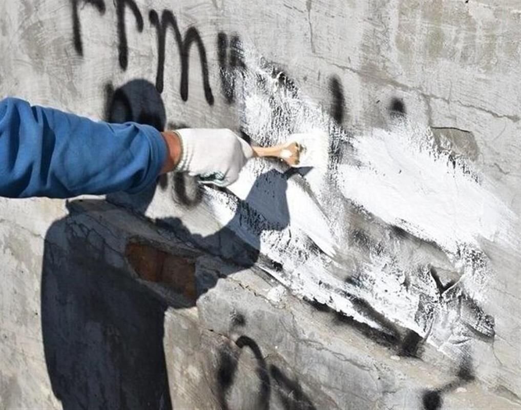 В Костроме удаляют незаконные надписи с фасадов домов и зданий 