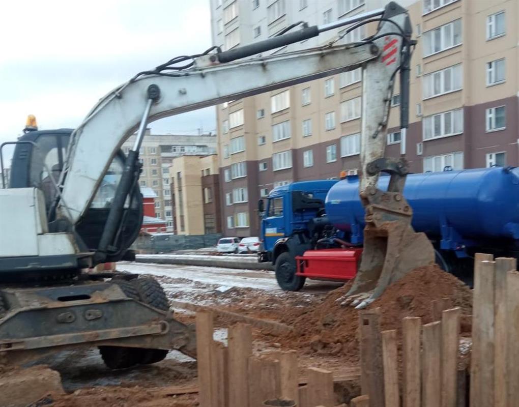Бригады «Костромагорводоканала» ремонтируют водовод на улице Профсоюзной