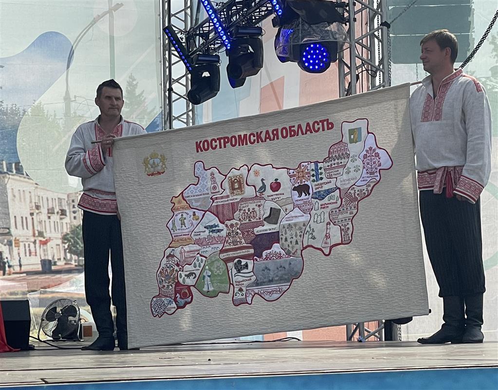 Костромские мастерицы презентовали двухметровую вышитую карту региона
