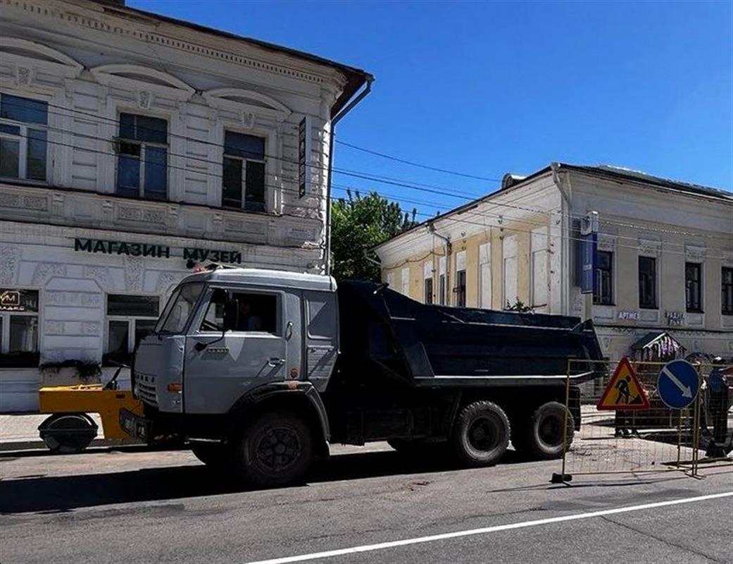 Бригады ТГК-2 отремонтируют участок теплосети на улице Чайковского в Костроме