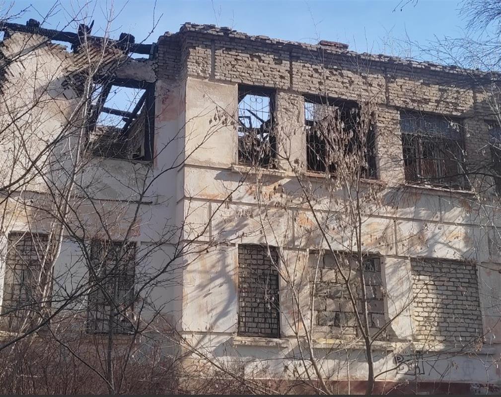 В Костроме разбирают заброшенное здание бывшего детского сада 