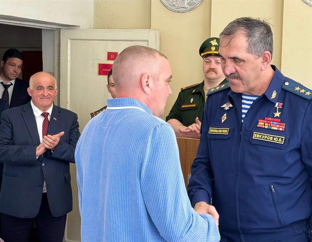 Костромичам, проходящим лечение в военном госпитале, вручены боевые награды
