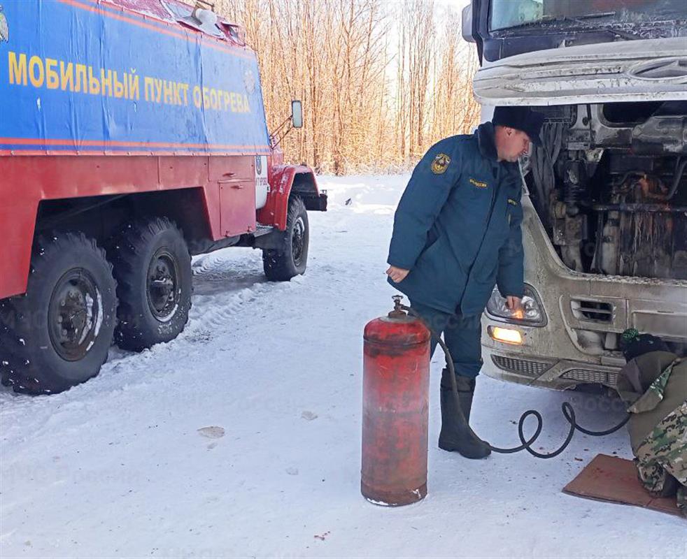 Водителям, застрявшим на костромских дорогах из-за морозов, оказывают необходимую помощь 