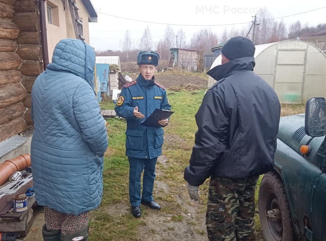 Сотрудники МЧС напоминают костромичам правила подготовки дачных домов к зиме