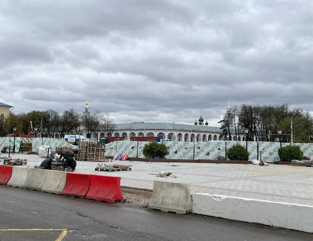 На одном из участков главной площади Костромы завершается укладка гранитной плитки