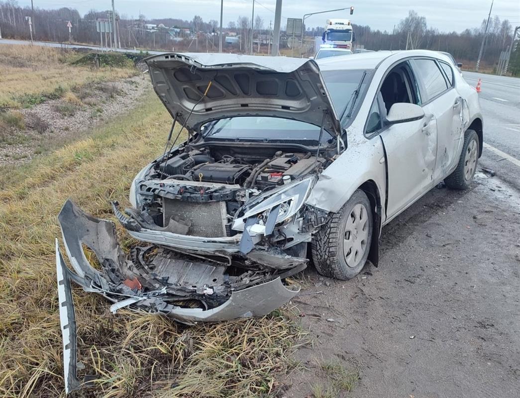В ДТП на костромской трассе пострадали водитель и два пассажира