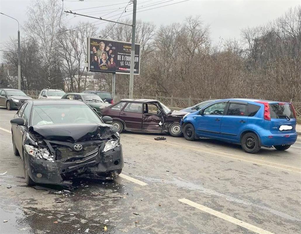 Три человека пострадали при столкновении автомобилей в Костроме 