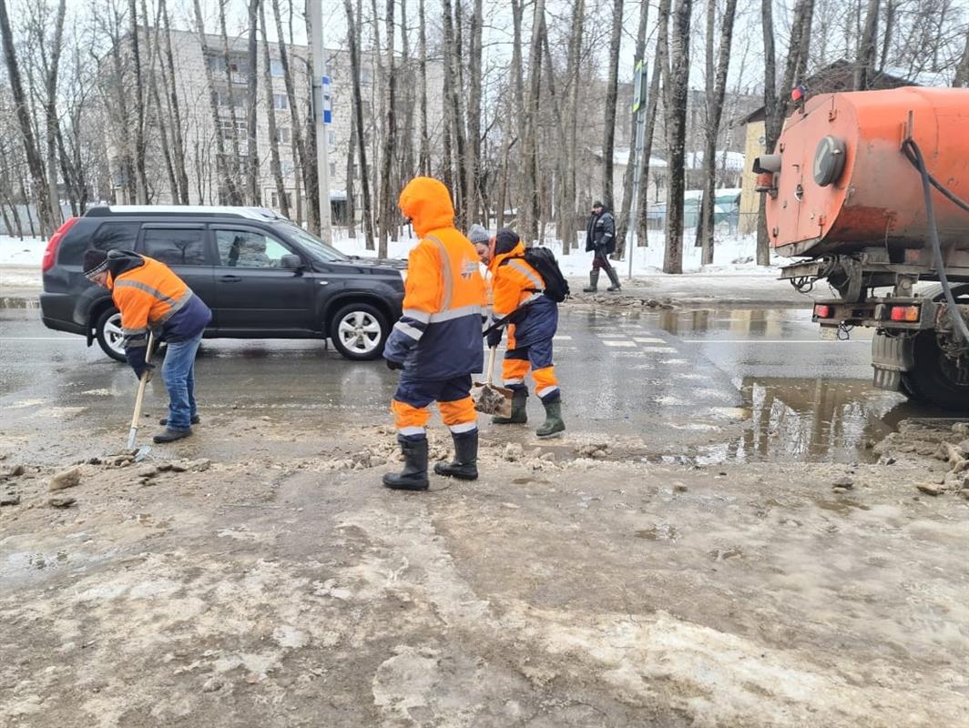 Костромские коммунальщики предотвращают подтопление городских улиц
