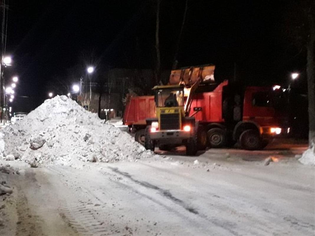 Тысячи кубометров снега вывезли с костромских улиц за одну ночь