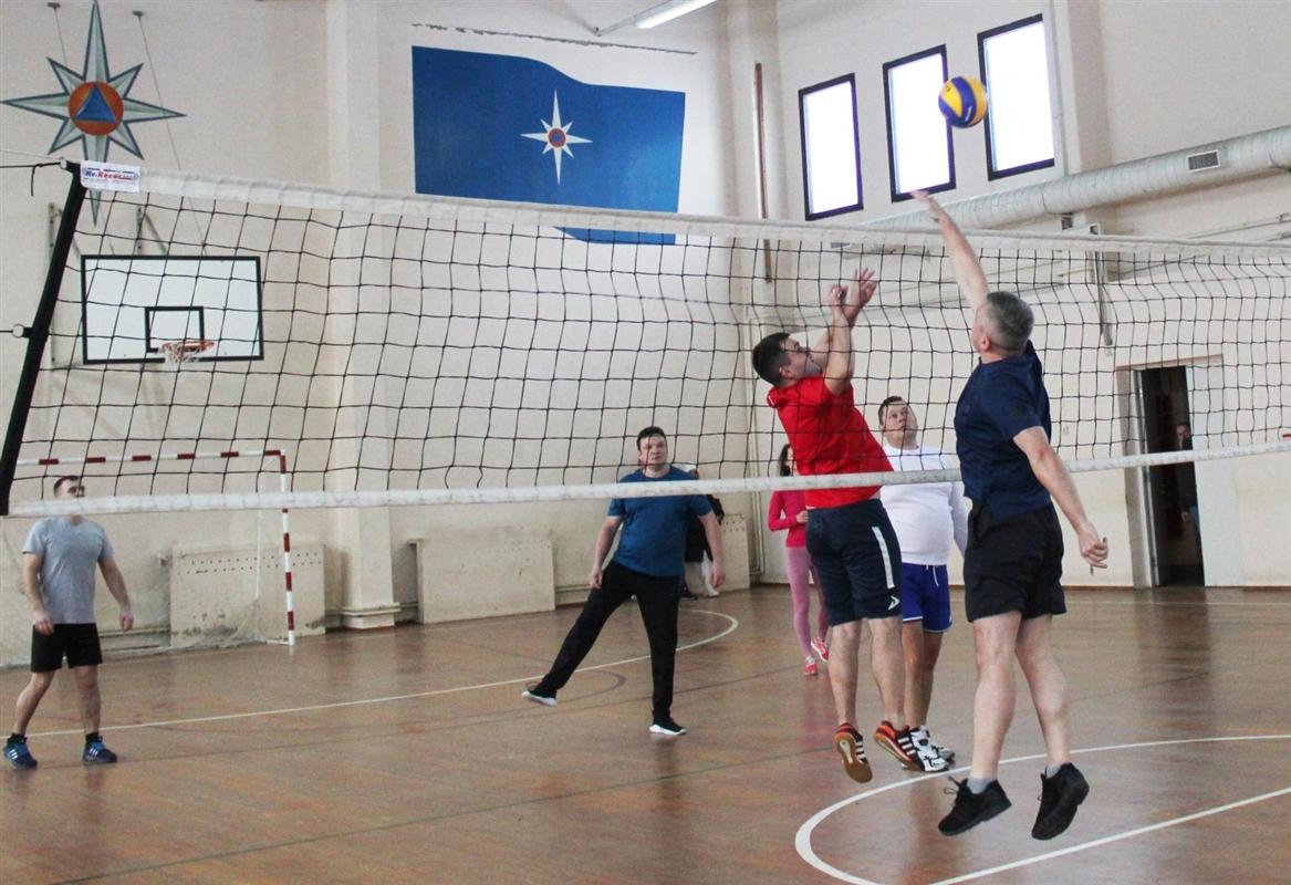 Сотрудники МЧС сыграли в волейбол в Костроме