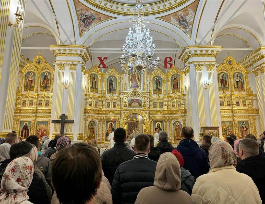 Пасхальное богослужение впервые прошло в Богоявленском соборе Костромского кремля
