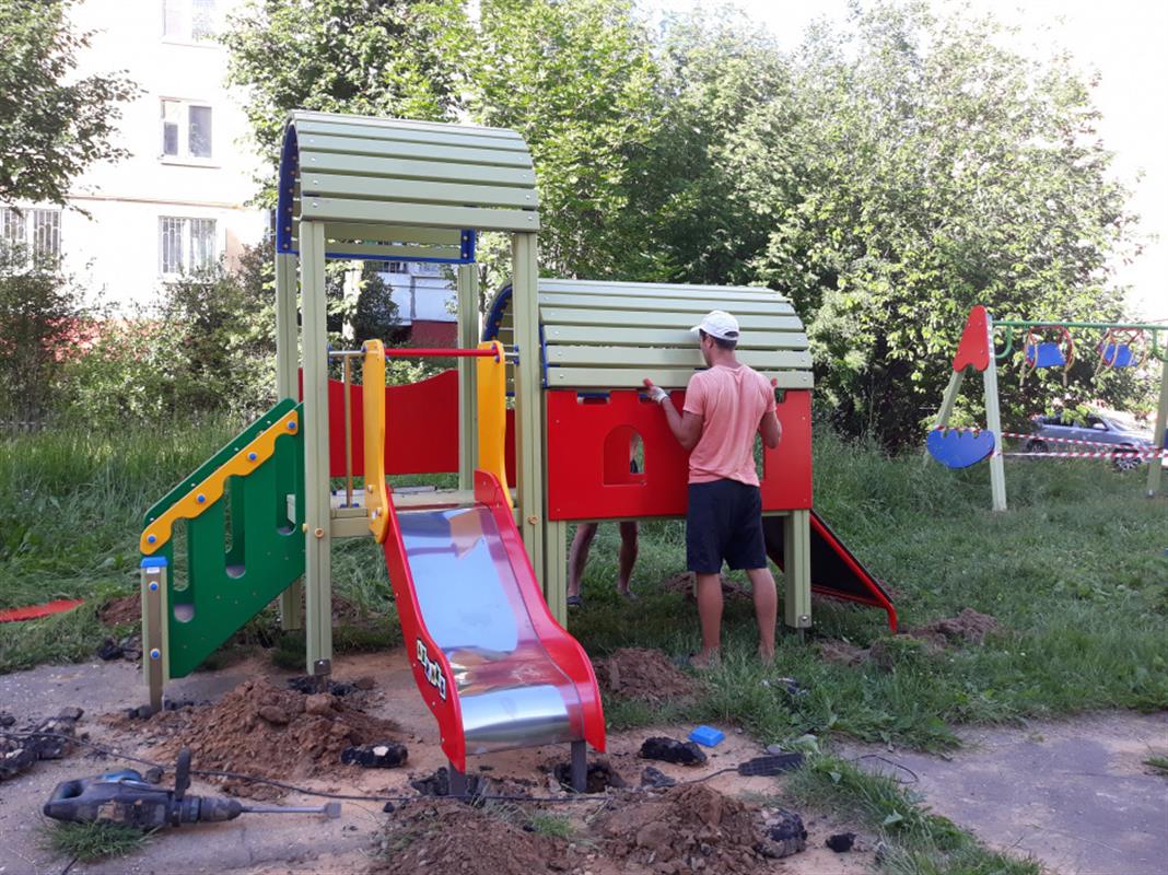В семи костромских дворах установят новые детские качели и горки