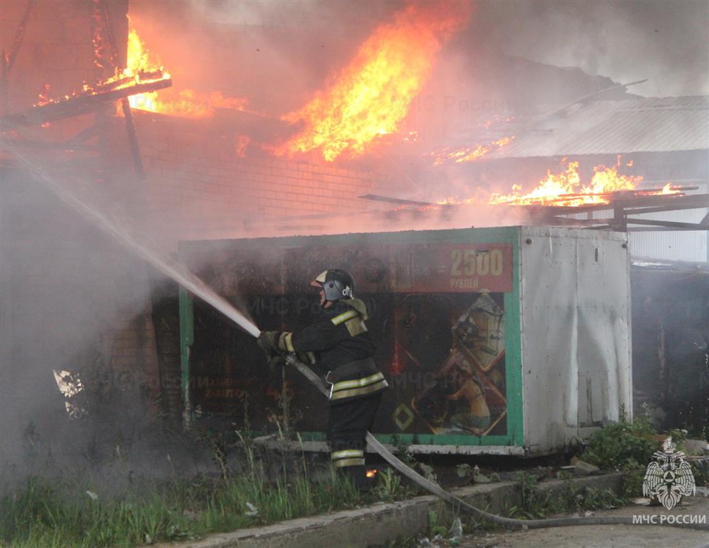 Сотрудники МЧС предотвратили взрыв баллонов при пожаре в Костроме