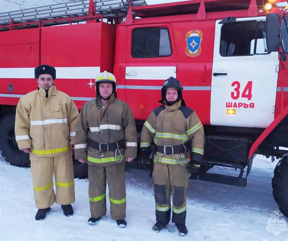 В Костромской области сотрудники МЧС спасли из снежного плена пожилую пару и их автомобиль