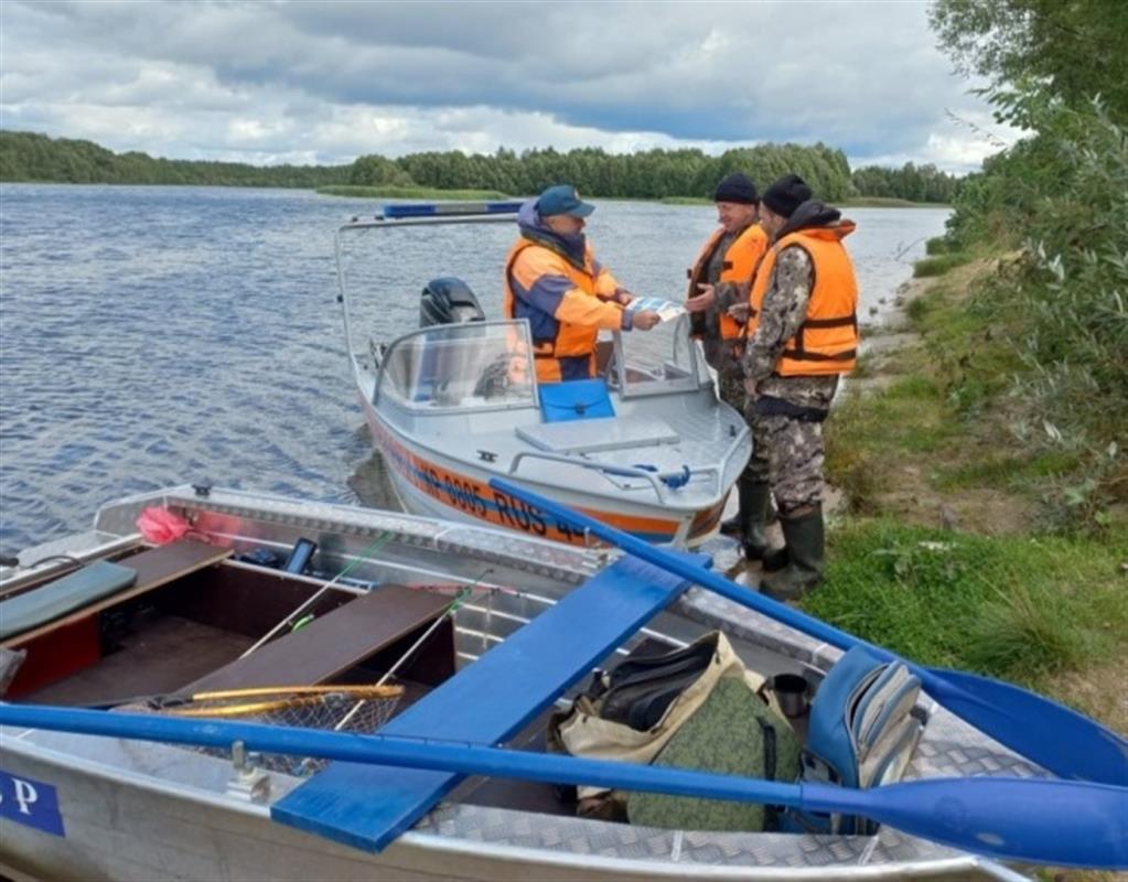 Костромским рыбакам рассказывают о правилах безопасности на водоемах осенью 