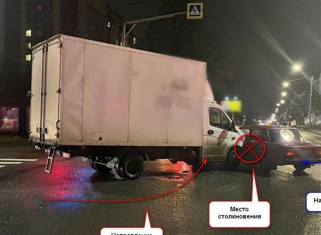 Водитель легкового авто пострадал при столкновении с грузовиком на костромском перекрёстке
