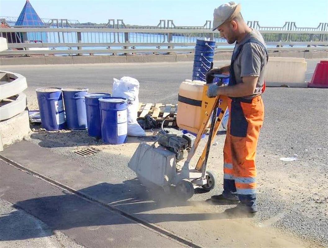На костромском мосту через Волгу завершается обустройство пришовных зон
