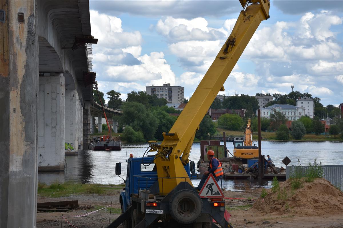 Мост через реку Кострому ремонтируют с баржи