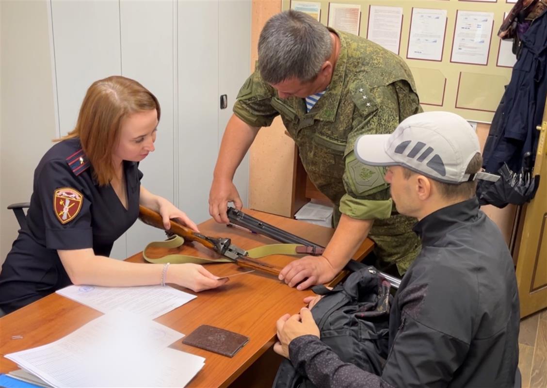 Жители Костромской области передают своё оружие в помощь участникам СВО
