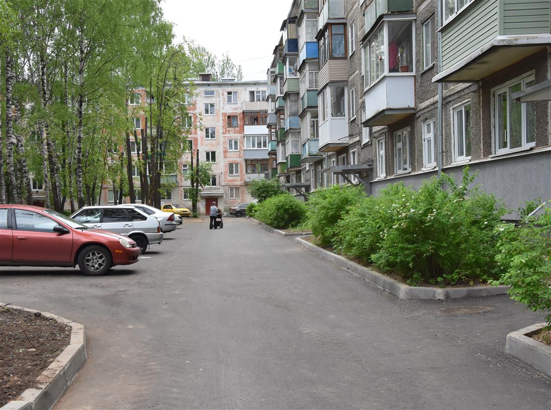 В костромских дворах укладывают новый асфальт и организуют парковки  