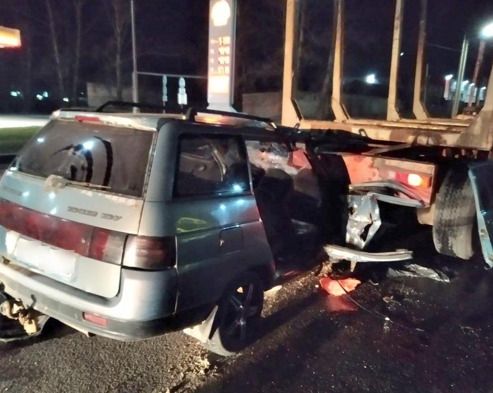 В Костроме водитель «легковушки» въехал в грузовик: есть пострадавшие