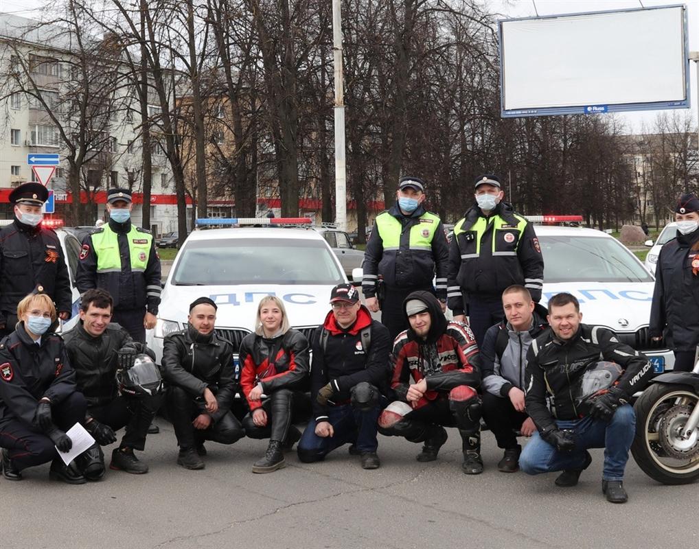 Костромские автоинспекторы напомнили мотоциклистам правила безопасности