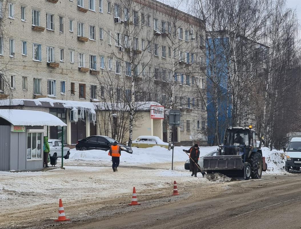 Костромские улицы очищают от снега и льда 