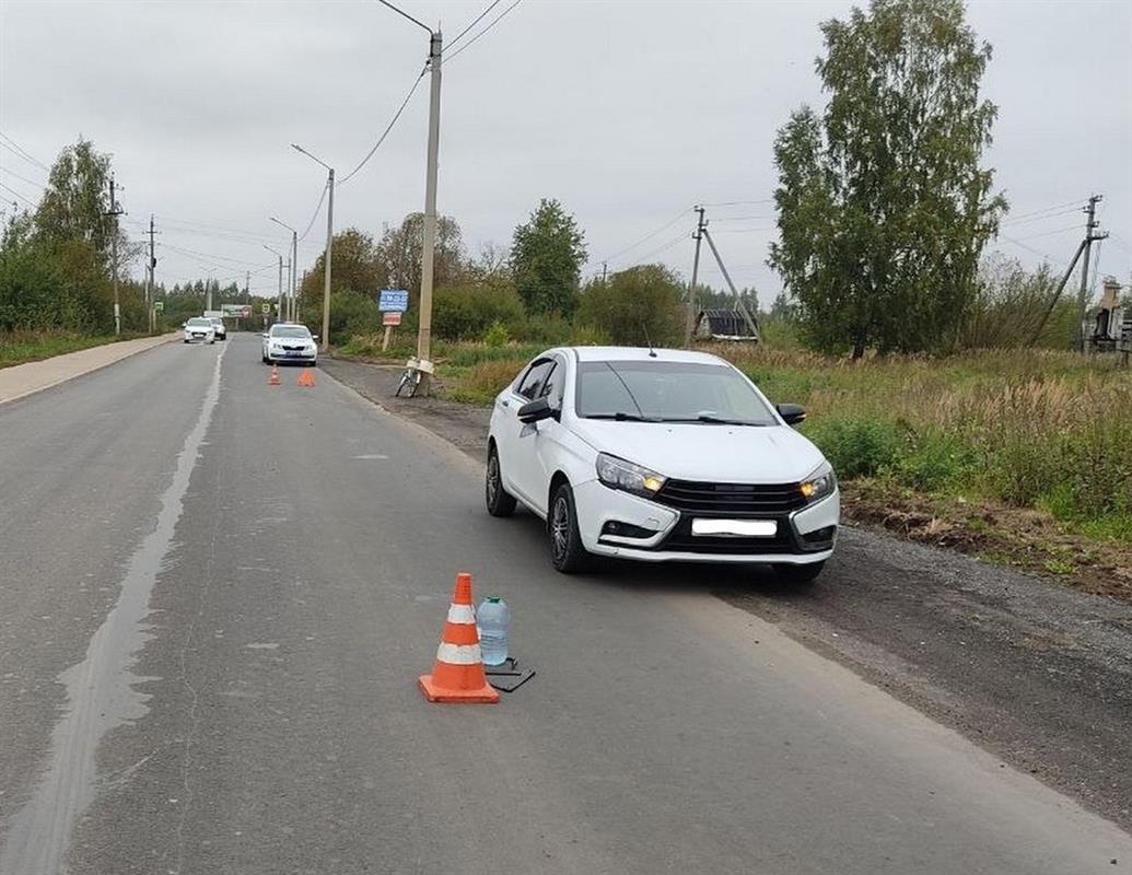 В Костроме автомобиль сбил 68-летнюю велосипедистку