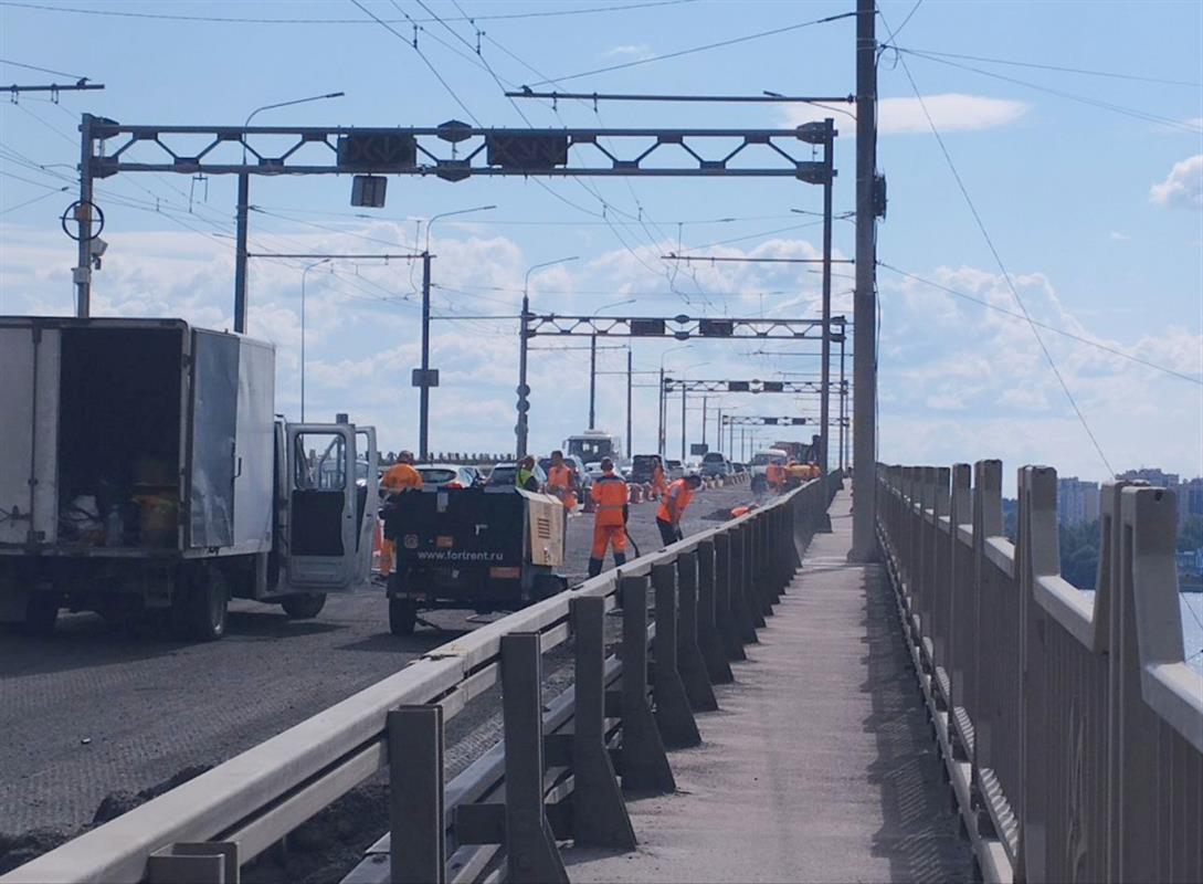 На костромском мосту завершается демонтаж старой дренажной системы
