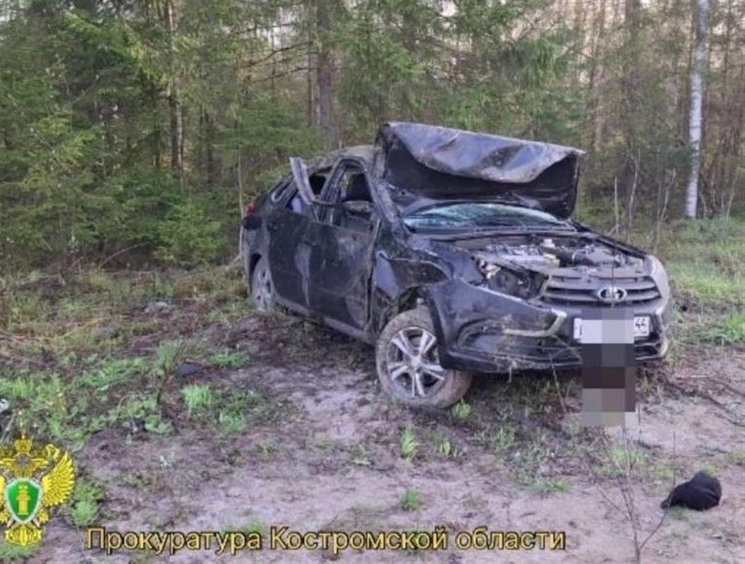 На костромской трассе легковое авто улетело в кювет, водитель погибла
