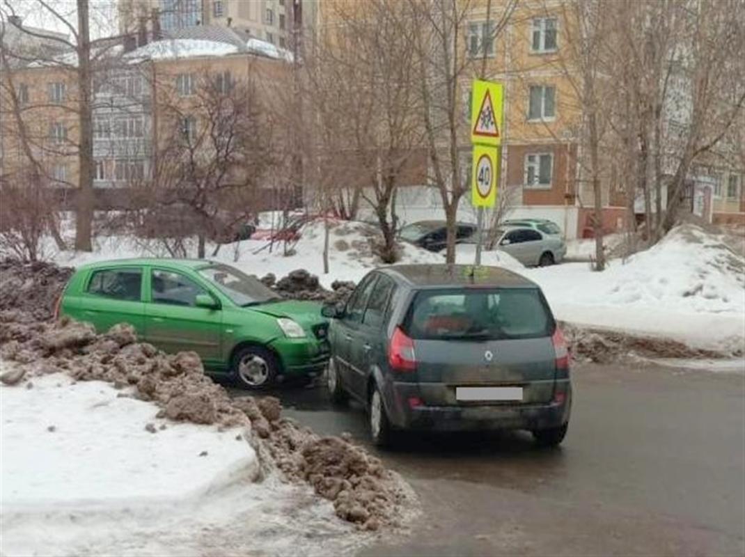 В Костроме при столкновении двух автомобилей пострадал ребенок
