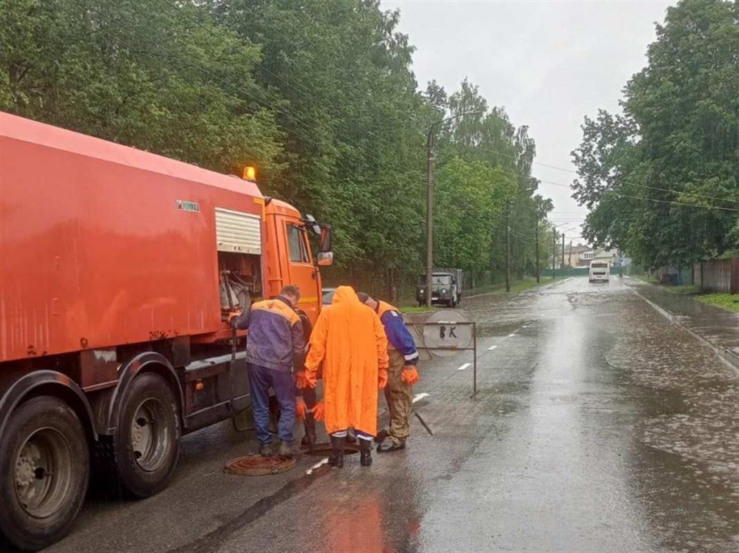 Бригады «Костромагорводоканала» помогают ливнёвкам справиться с дождевыми стоками
