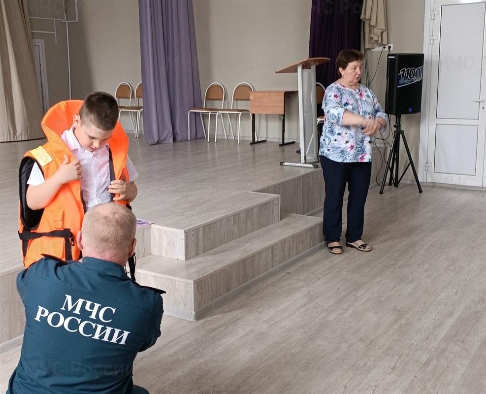 Сотрудники МЧС в Костроме обучают особенных детей правилам безопасности в быту