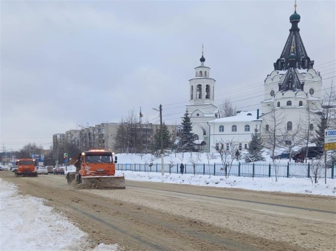 Дорожники оперативно расчищают улицы Костромы после снегопада 