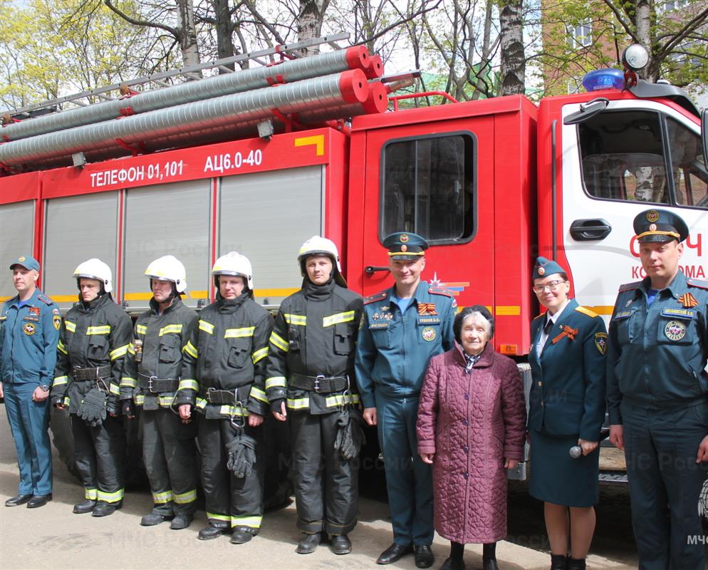 В Костроме сотрудники МЧС организовали концерт во дворе дома ветерана Галины Суриковой