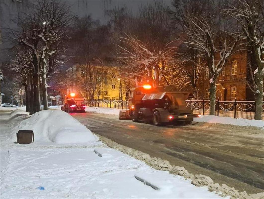 Дорожники расчищают улицы Костромы от снега в круглосуточном режиме