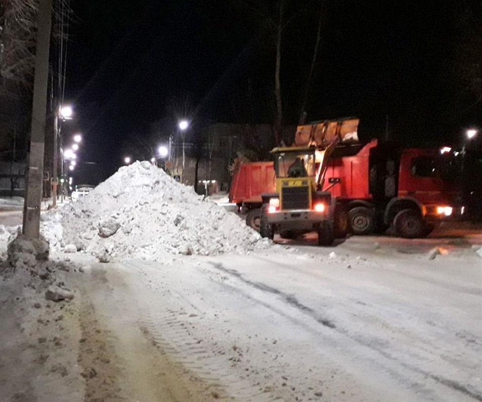 Дорожники чистят от снега участки возможного подтопления в Костроме 

