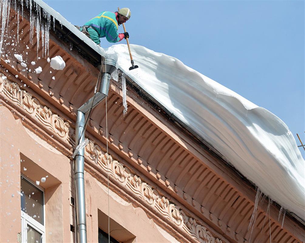 Жители Костромы помогают выявлять опасные ледяные и снежные свесы на крышах домов
