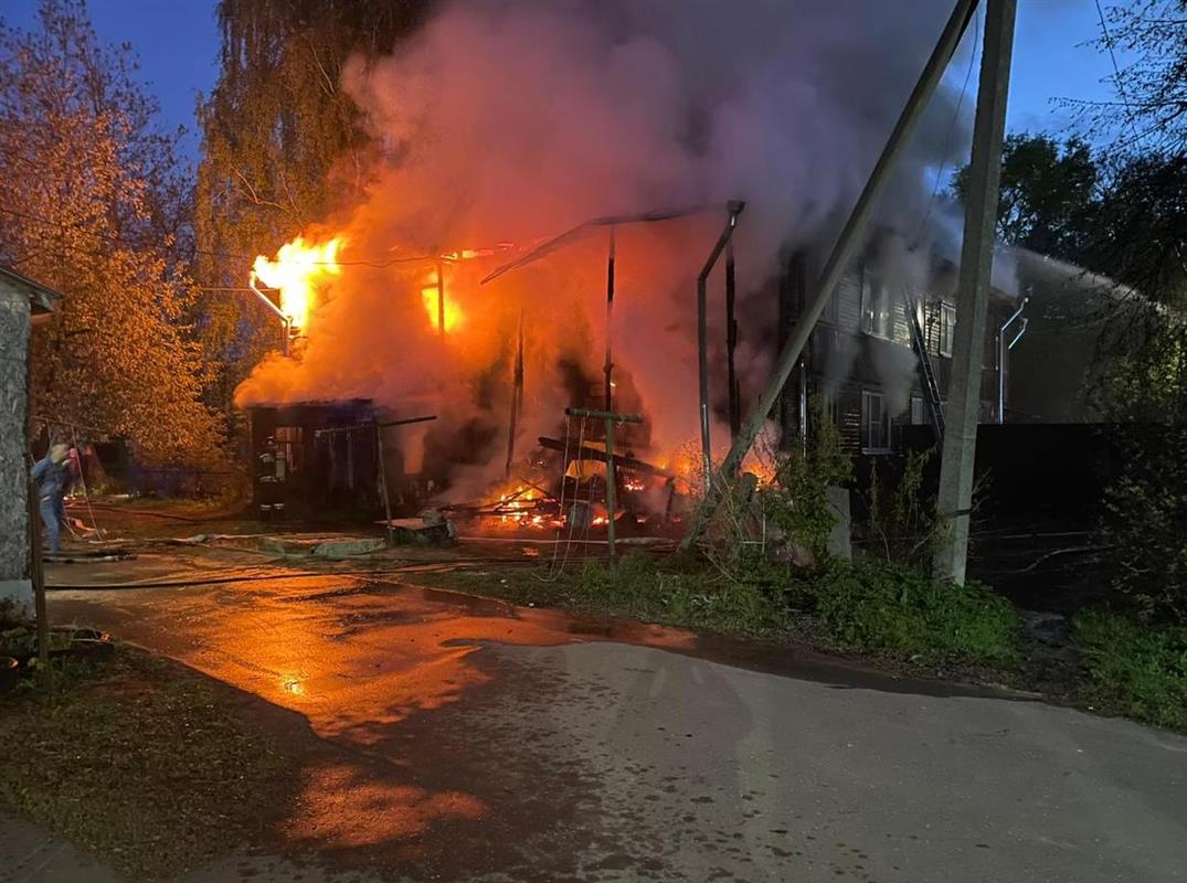 В Костроме при пожаре в деревянном жилом доме погибли три человека