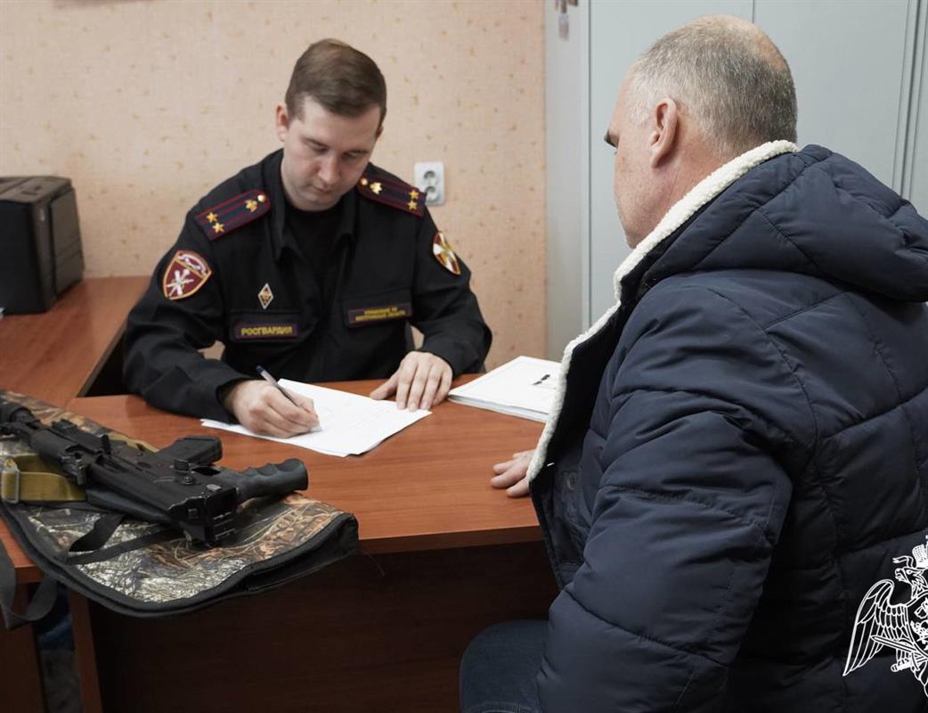 Мужчина сдал костромским росгвардейцам ружьё, доставшееся от дедушки
