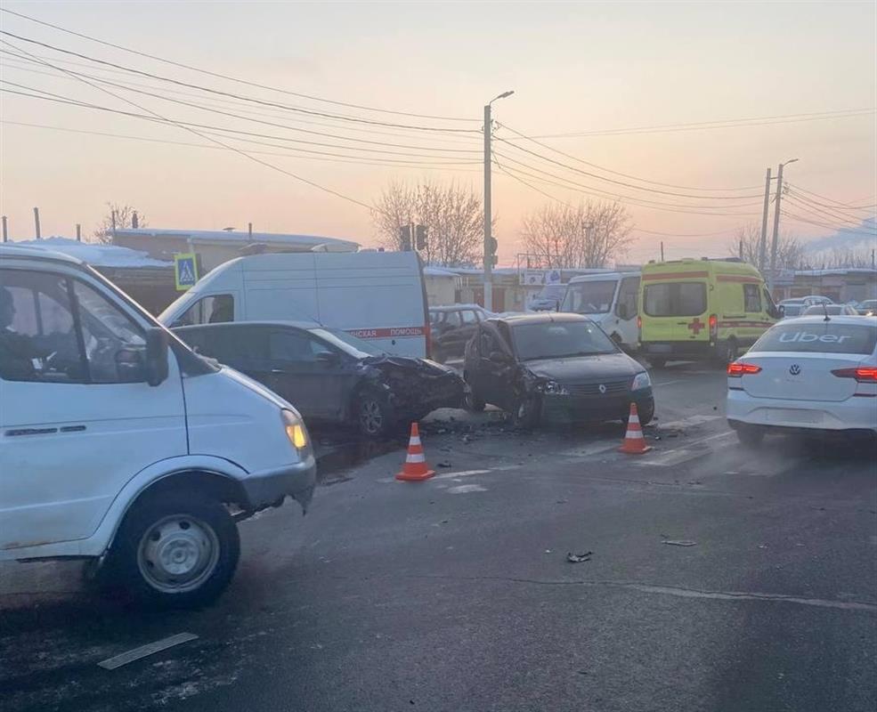 В Костроме столкнулись две иномарки: есть пострадавшие